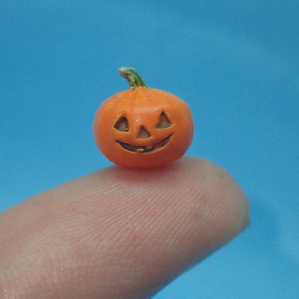 Spooky tiny Halloween pumpkins! 1/48th scale