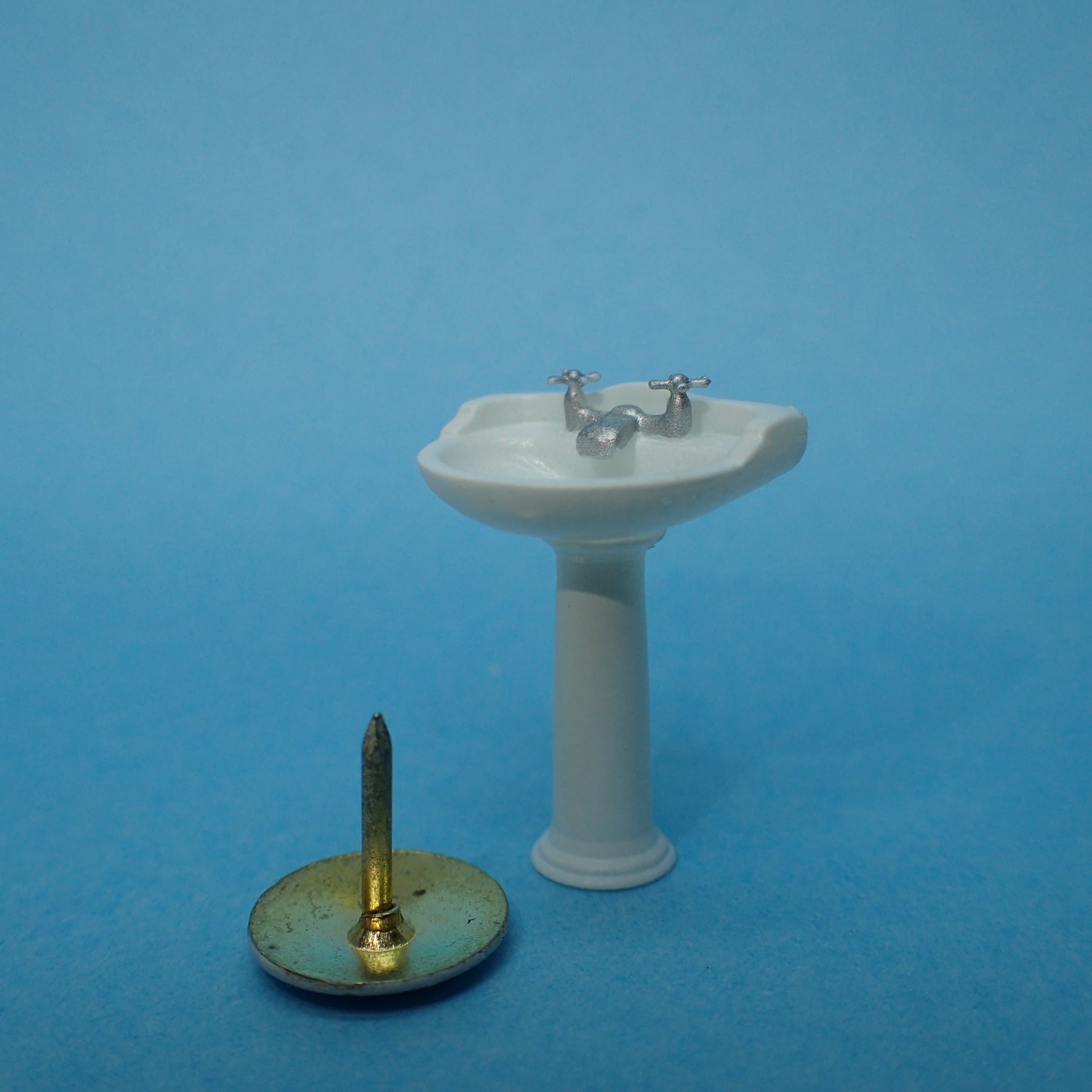Traditional bathroom sink, 1/48th scale